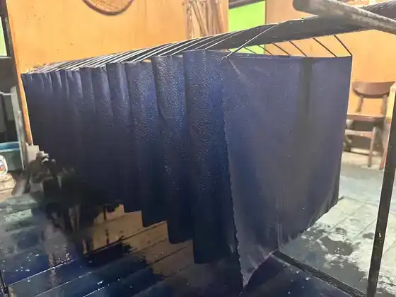 Tissu indigo sorti de la cuve au Japon