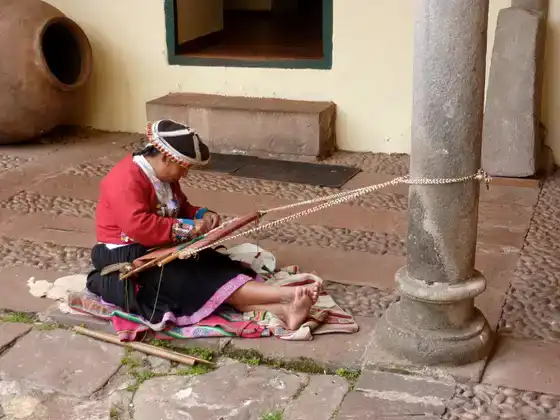 Tissage traditionnel à Cuzco, Pérou — artisane au travail